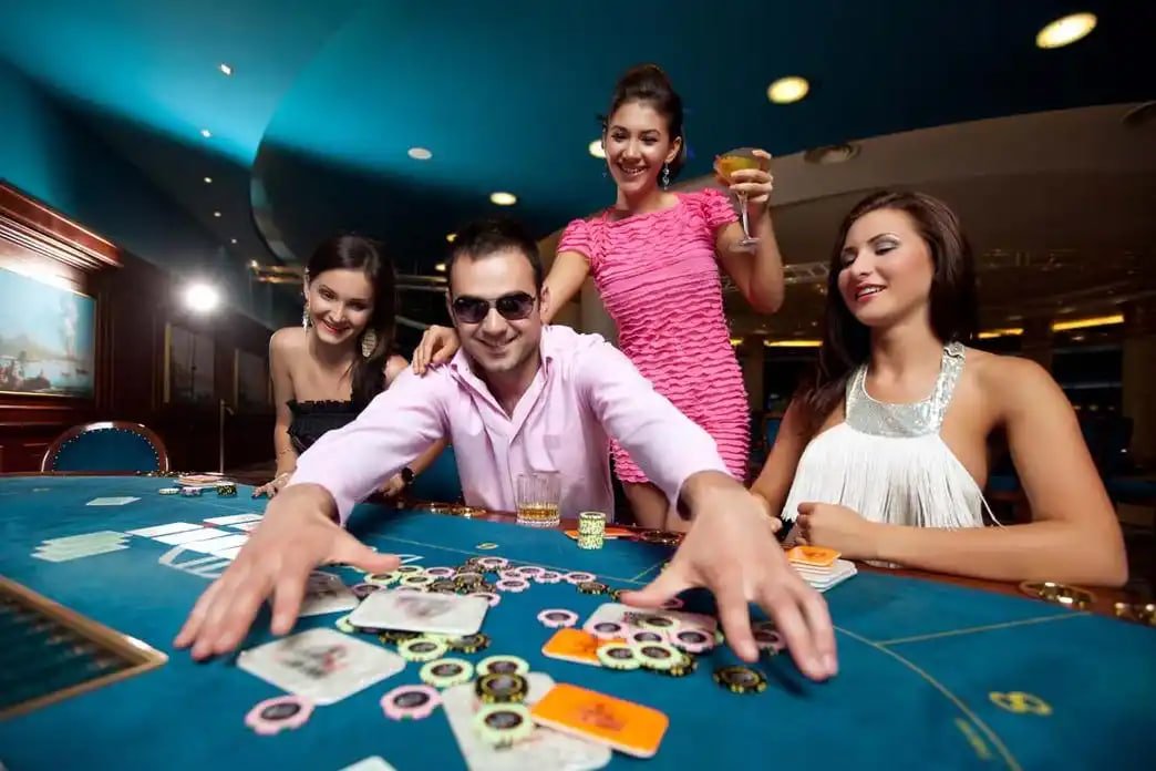 g222 mobile interface showing sports and casino sections accessible on smartphones